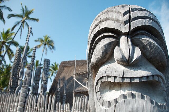Ki'i keeping guard at Puuhonau O Honaunau